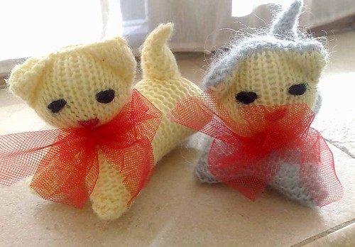 2 piccoli gattini in lana, fatti a mano